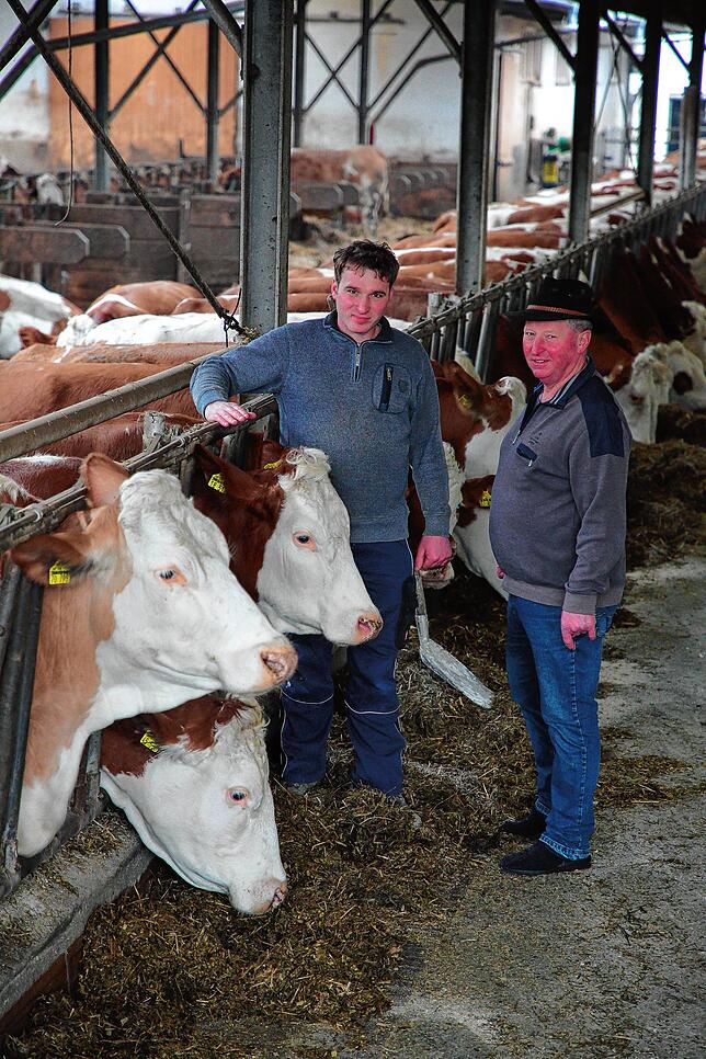 Sie haben die Übergabe gemeistert: Landwirt Franz Käppeler und sein Sohn Simon auf ihrem Milchvieh-Betrieb in Stockach-Seelfingen.