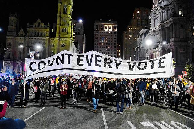 Die Forderung der Biden-Unterstützer lautet dagegen: Count every vote, zählt jede Stimme! Dafür gehen Tausende Menschen im ganzen Land, ...