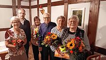 Ehrungen beim Kirchenchor St.¦Michael Rheinheim (von links): Jutta Braun (Schriftführerin und zehn Jahre dabei), Pfarrer Martin Metzler, ...