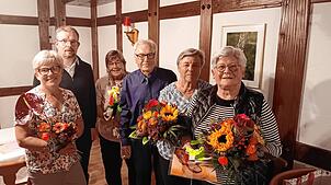 Ehrungen beim Kirchenchor St.¦Michael Rheinheim (von links): Jutta Braun (Schriftführerin und zehn Jahre dabei), Pfarrer Martin Metzler, ...