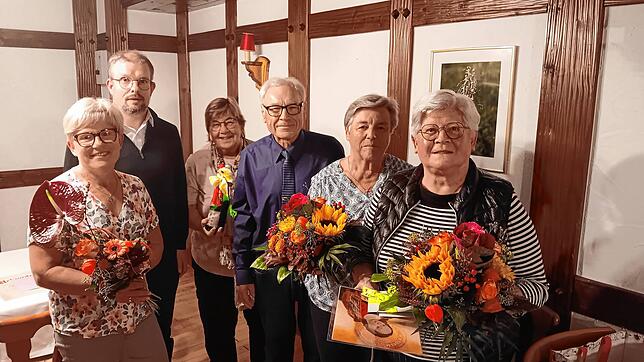 Ehrungen beim Kirchenchor St.¦Michael Rheinheim (von links): Jutta Braun (Schriftführerin und zehn Jahre dabei), Pfarrer Martin Metzler, ...