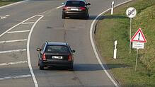 Sanierungsreif: die B&nbsp;462, hier an der Abfahrt Aichhalden. Fahrspuren und geflickte Schlaglöcher sind deutlich zu erkennen.