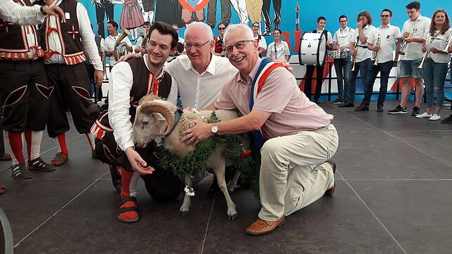 Junggeselle, Bockgötti Heinz Rombach und der frischgebackene Bockgewinner Klaus Danner mit Schärpe (von links) am Sonntagnachmittag ...