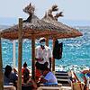Sonne, Urlauber, Masken: An diese Bilder müssen sich viele Urlauber in diesem Sommer gewöhnen.