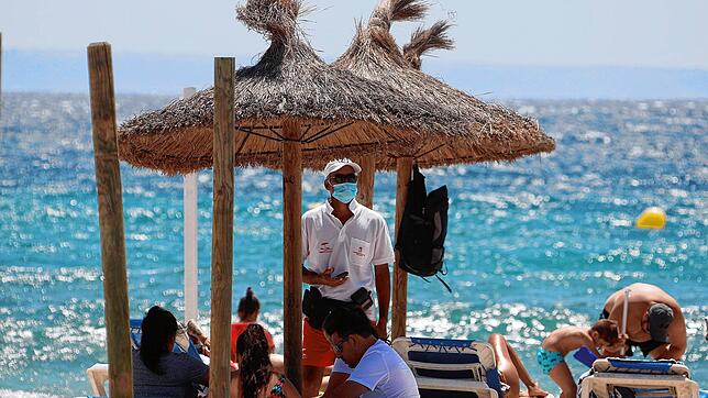 Sonne, Urlauber, Masken: An diese Bilder müssen sich viele Urlauber in diesem Sommer gewöhnen.