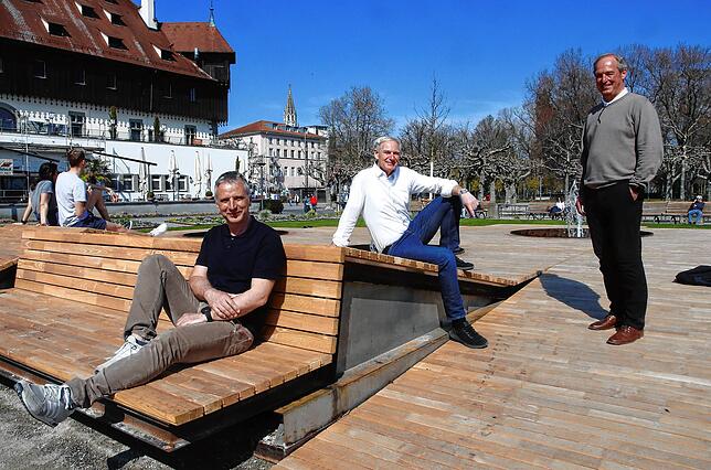 Direkt ausprobiert (von links): Hochbauamtsleiter Thomas Stegmann, der für die Planung verantwortlich zeichnet, Baubürgermeister Karl ...