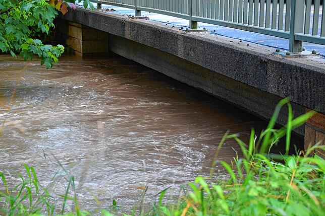 Auf der anderen Straßenseite der B34 zeigt sich, wie wenig Platz das Wasser noch nach oben hin zur Unterseite der Brücke hat. Es wird ...