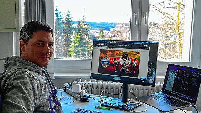 Christian Fichter in seinem Büro im Technologiezentrum mit Blick auf den Schwarzwald. Der 43-Jährige Hamburger bedient zeitweise von St. ...
