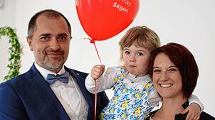 Marek und Stefanie Hauck mit Tochter Romy kamen für eine unkomplizierte kirchliche Trauung aus Pfullendorf ins evangelische Pfarrhaus in ...