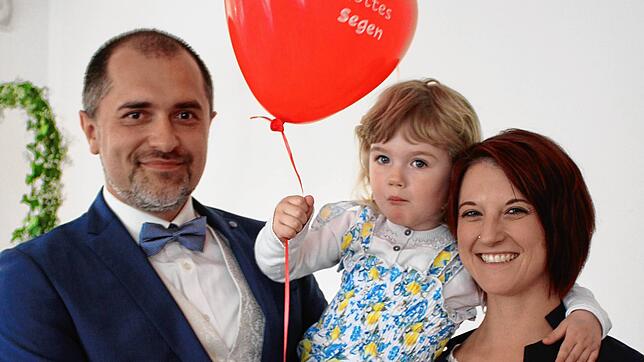 Marek und Stefanie Hauck mit Tochter Romy kamen für eine unkomplizierte kirchliche Trauung aus Pfullendorf ins evangelische Pfarrhaus in ...