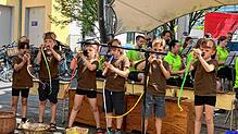 Konzentriert bei der Schlangenbeschwörung auf der Musikinsel: eine Kindergruppe der Jugendmusikschule. Foto: Dagmar Wenzler-Beger