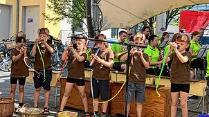 Konzentriert bei der Schlangenbeschwörung auf der Musikinsel: eine Kindergruppe der Jugendmusikschule. Foto: Dagmar Wenzler-Beger