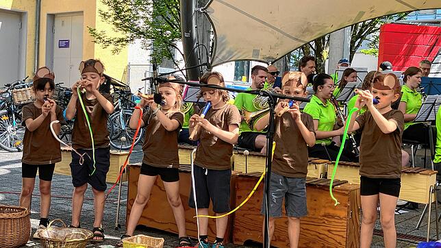 Konzentriert bei der Schlangenbeschwörung auf der Musikinsel: eine Kindergruppe der Jugendmusikschule. Foto: Dagmar Wenzler-Beger