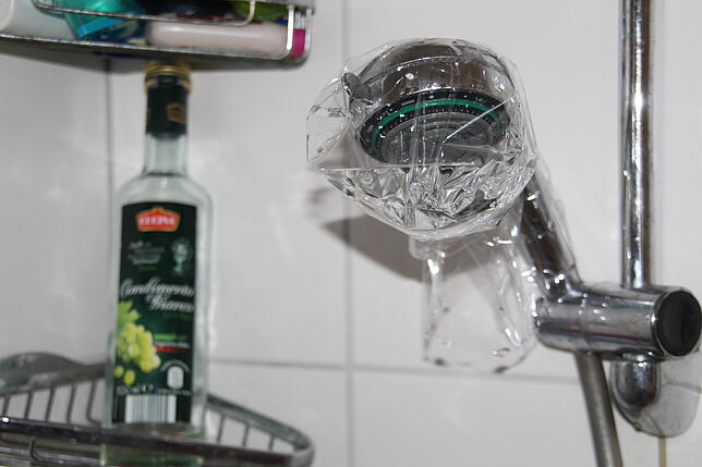 Zur Reinigung des Duschkopfes wird Essig benötigt.