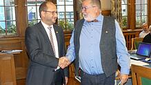 Udo Neudeck (Freie Liste, rechts) verabschiedet den scheidenden Schramberger Oberbürgermeister Thomas Herzog.