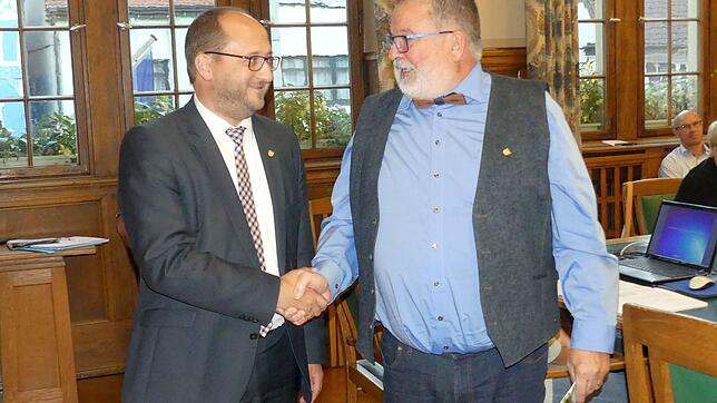 Udo Neudeck (Freie Liste, rechts) verabschiedet den scheidenden Schramberger Oberbürgermeister Thomas Herzog.