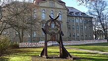 Vor dem Landgericht Rottweil steht derzeit ein 26-Jähriger, der den früheren Schramberger Stadtkämmerer niedergestochen hat. Bild: ...