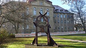 Vor dem Landgericht Rottweil steht derzeit ein 26-Jähriger, der den früheren Schramberger Stadtkämmerer niedergestochen hat. Bild: ...