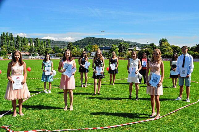 Die Preis- und Lobträger der Klasse 10c, von links Milena Mergell, Luka Jäger, Lena Böhler, Celina Zipfler, Hannah Griebel, Sophie Beck, ...