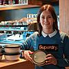 Ramona Lerner, Leiterin des Steg 11 am Yachthafen, mit den wiederverwendbaren Behältnissen. Sie und ihr Team probieren als erstes Lokal ...