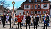 Die Zunftoberen sind hartnäckig und zitieren den Bürgermeister auf den Balkon des Rathauses. Bild: Sabine Naiemi