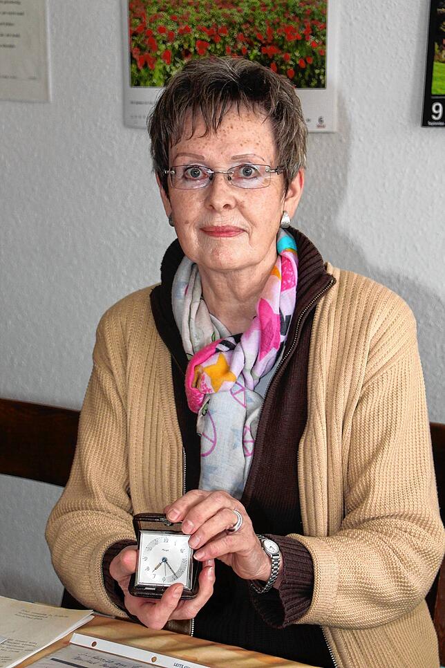 Angelika Maus, die Tochter von Sophie Scholls Freundin Hildegard Maus-Schüle, zeigt den Reisewecker, den Sophie Scholl ihrer Mutter ...