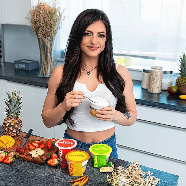 Christina Schwarz in der Show-Küche mit ihrem Produkt.