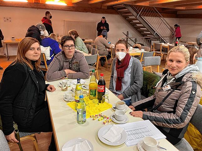 Eine Frau und ihr Sohn (von links) lernen beim Frühstück Eva-Maria Bogenschütz kennen, bei welcher sie in der kommenden Zeit ...
