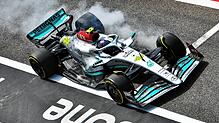 Bereit für die neue Saison: Lewis Hamilton in seinem Mercedes-Boliden bei einem Training in Bahrain.