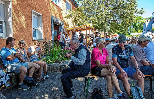 Die Schattenplätze beim alten Rathaus waren bei den spätsommerlichen Temperaturen begehrte Orte für eine kleine Rast beim Marktrundgang