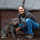 Heimleiterin Heidi Schätzle mit Hund Shadow.