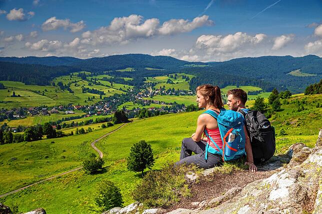 Hoch über dem Tal lässt sich die Aussicht genießen und in den Tag träumen.