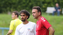 Das Wollmatinger Trainerduo Adel Grimm, links, und David D‘Incau, sahen einen knappen 2:1-Erfolg über die SpVgg F.A.L.