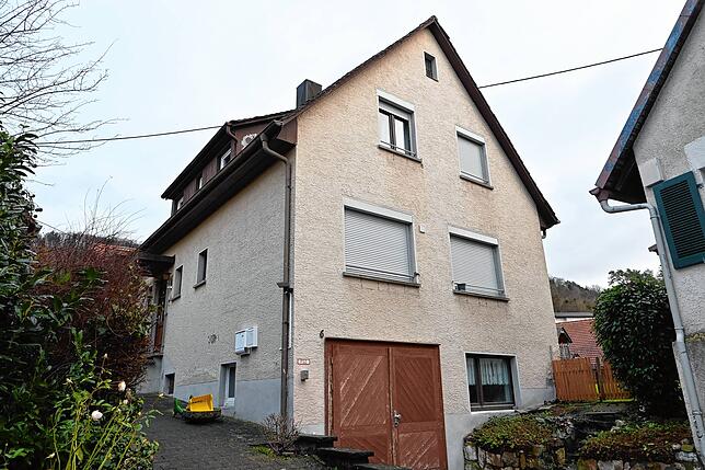 Dieses Gebäude wurde als Gemeinschaftsunterkunft angemietet und beherbergt derzeit zwei Familien.