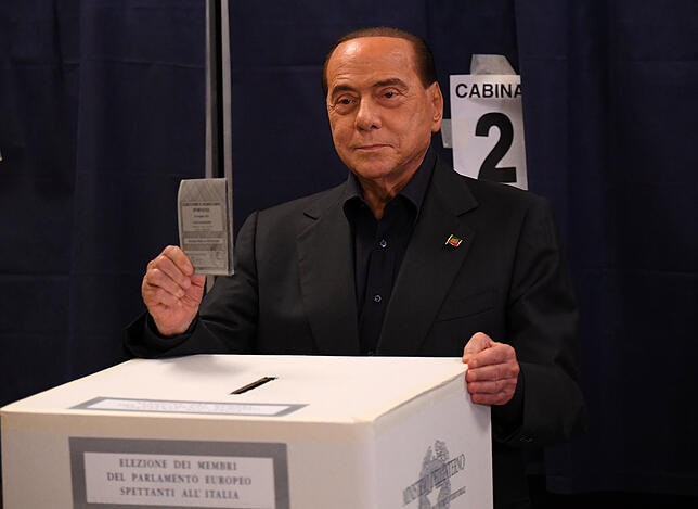 Silvio Berlusconi, ehemaliger Ministerpräsident von Italien und Präsident der Partei Forza Italia, wirft seinen Stimmzettel für die ...