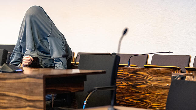 Der Angeklagte Christian L. versteckt sein Gesicht im Gerichtssaal des Freiburger Landgerichts unter einem Pulli.