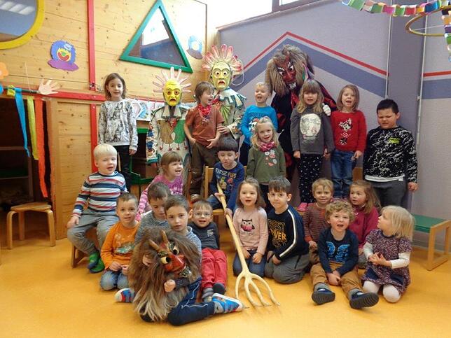 In Neudingen wurden die Kinder närrisch überrascht. Der Klosternarr (Simone und Maya Münzer) und der Belzä Buab (Markus Kümmel) ...