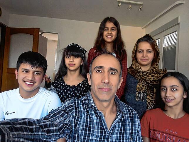 Faiz Yousoufi hat ein Selfie von sich und seiner Familie gemacht. Er ist froh, dass sie in Deutschland in Sicherheit ist, er Arbeit hat. ...