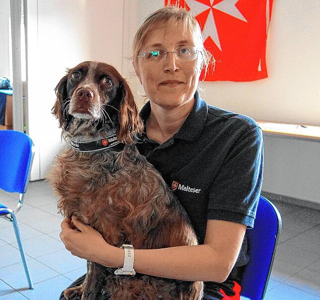 Britta Gümpel mit dem Besuchshund Hummel.
