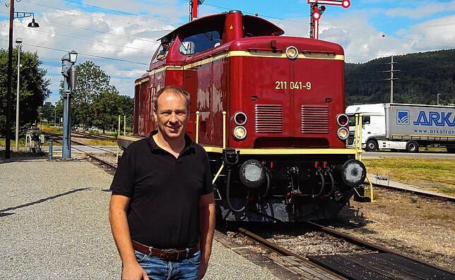 Der Geschäftsführer der Bahnbetriebe Sauschwänzlebahn Blumberg, Christian Brinkmann vor der in dieser Woche eingetroffenen Diesellok, ...
