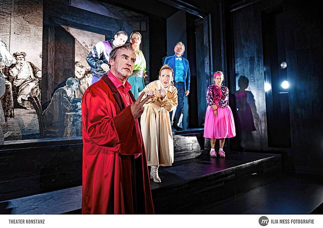 Das Theater, das zuletzt mit dem Stück „Der zerbrochene Krug“ mit (von links) Ingo Biermann, Julian Mantaj, Katrin Huke, ...