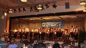 Zum Ende des Konzertes gibt es viel Applaus für den großen Klangkörper auf der Bühne, bestehend aus Musikerinnen und Musikern aus Rast, ...