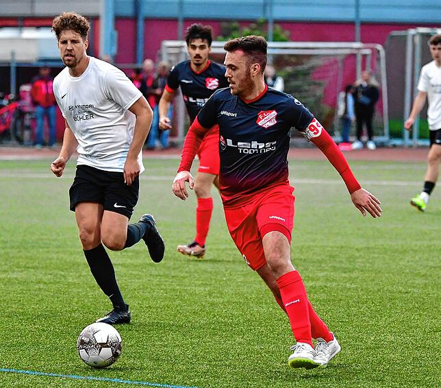 Kapitän und Antreiber: Yannik Lais (rechts, gegen Marco Götz) im Laufduell beim letzten Heimspiel der Saison, das gegen die SG FC ...
