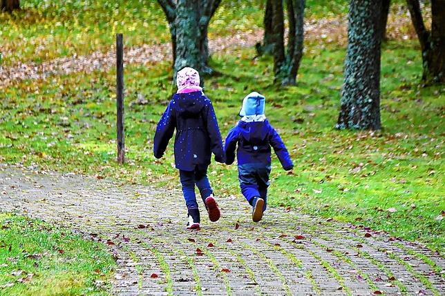 Zwei, die sich fest an der Hand halten: die beiden Geschwister Jule und Jano.
