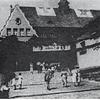 Das Schulhaus Murg diente zum Kriegsende als Lazarett. Auf dem Dach sind auch nach dem Krieg noch die „Rot-Kreuz-Symbole“ sichtbar.