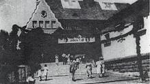 Das Schulhaus Murg diente zum Kriegsende als Lazarett. Auf dem Dach sind auch nach dem Krieg noch die „Rot-Kreuz-Symbole“ sichtbar.