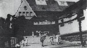 Das Schulhaus Murg diente zum Kriegsende als Lazarett. Auf dem Dach sind auch nach dem Krieg noch die „Rot-Kreuz-Symbole“ sichtbar.