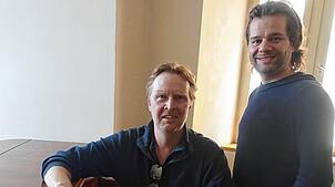 Michael Clark, Dirigent und Chordirektor am Theater Basel (links), und Tenor Olivier Trommenschlager sind an der Opern-Gala mit von der ...