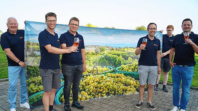 Fürs Foto stoßen Stettens Feuerwehrleute schon einmal an und hoffen auf zahlreiche Gäste (von links): Bürgermeister Daniel Heß, Till ...