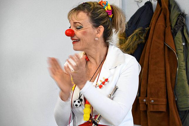 Sie sorgt für Spaß, wo man ihn auf den ersten Blick nicht vermutet: Regina Lorenz besucht Menschen nicht nur in der Kinderklinik, ...